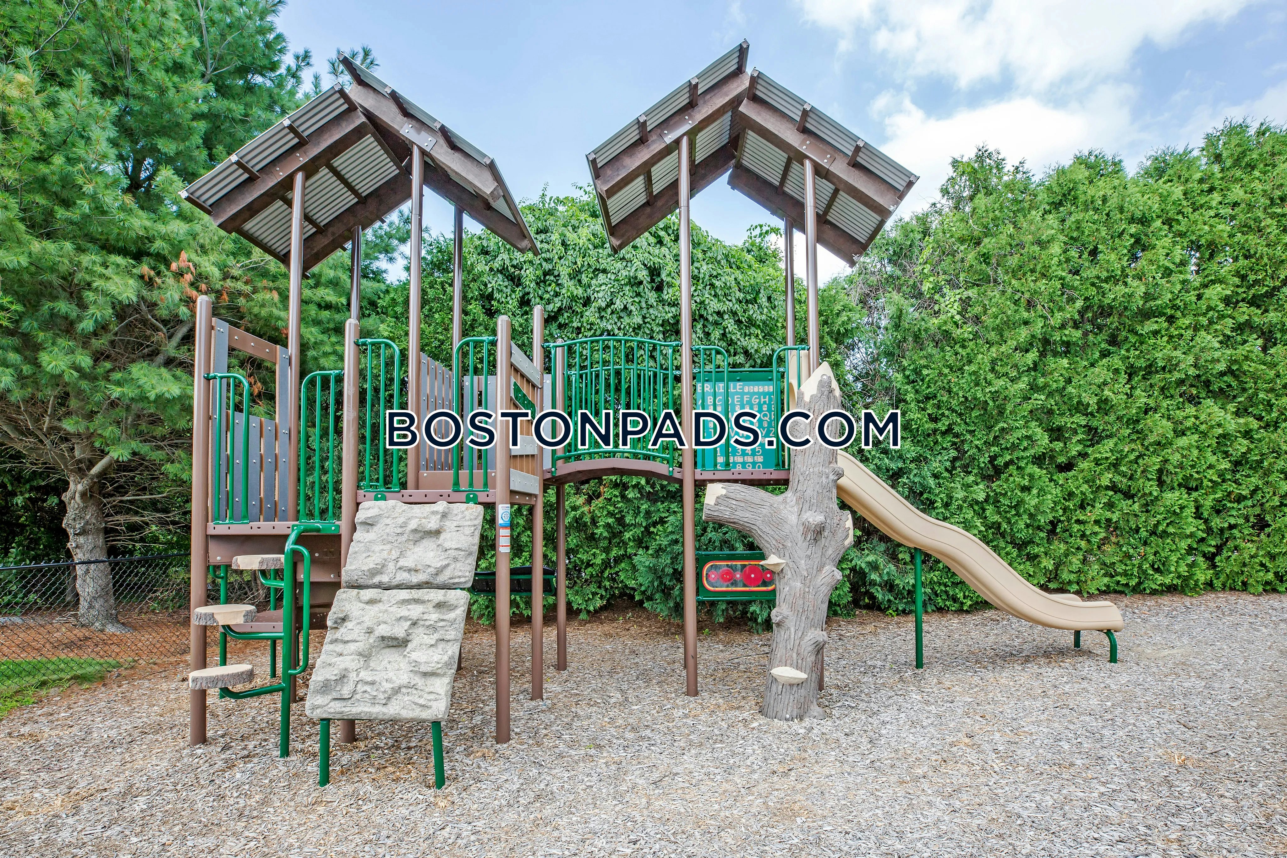 Essex Apartments Photo 1