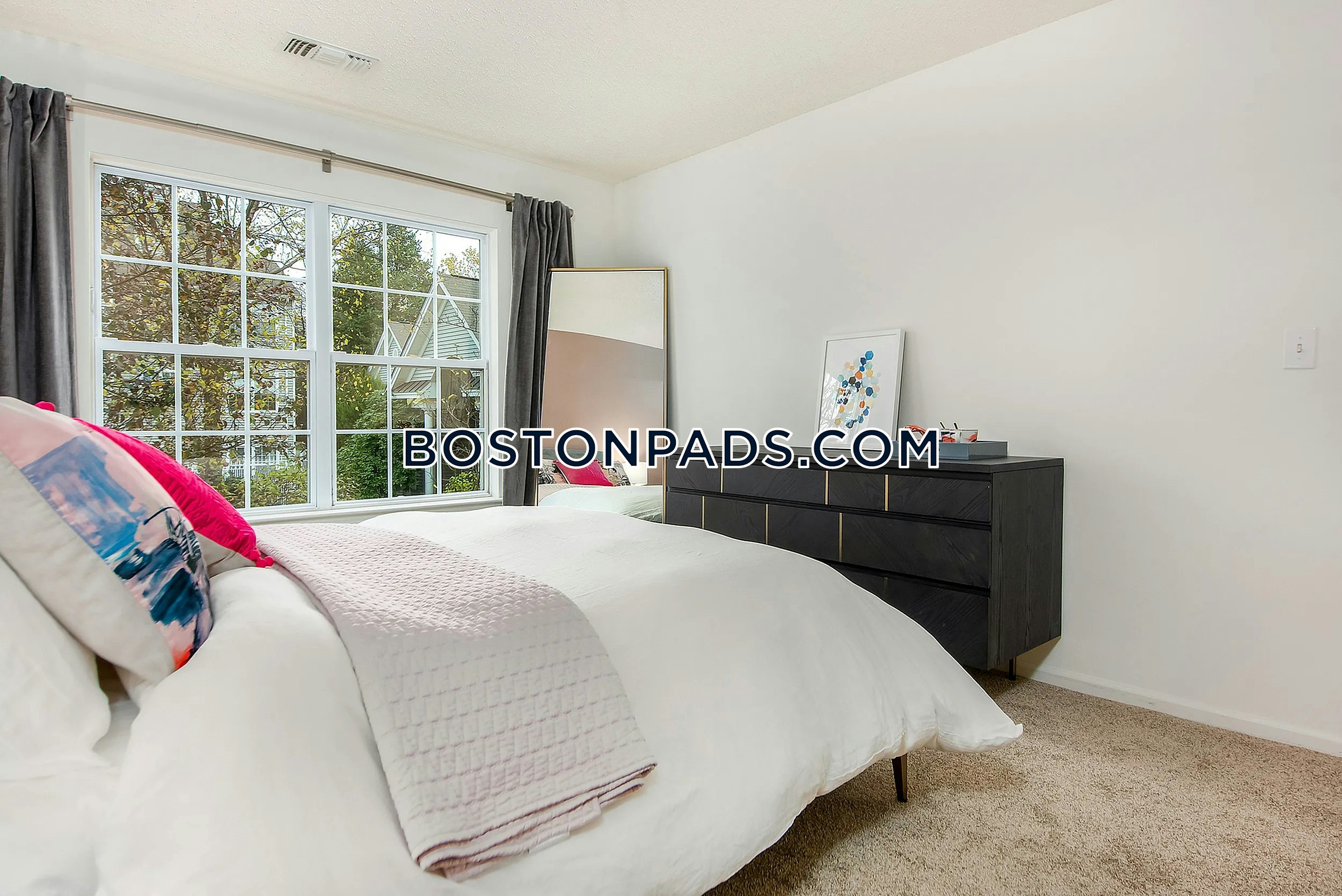 Essex Apartments Photo 10