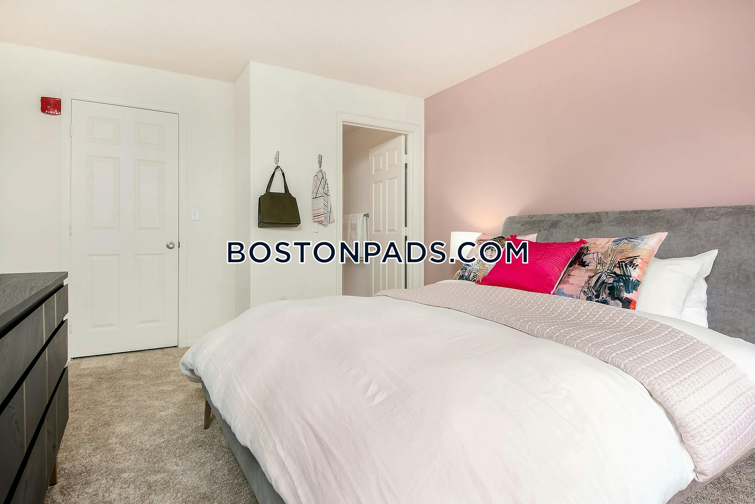 Essex Apartments Photo 9