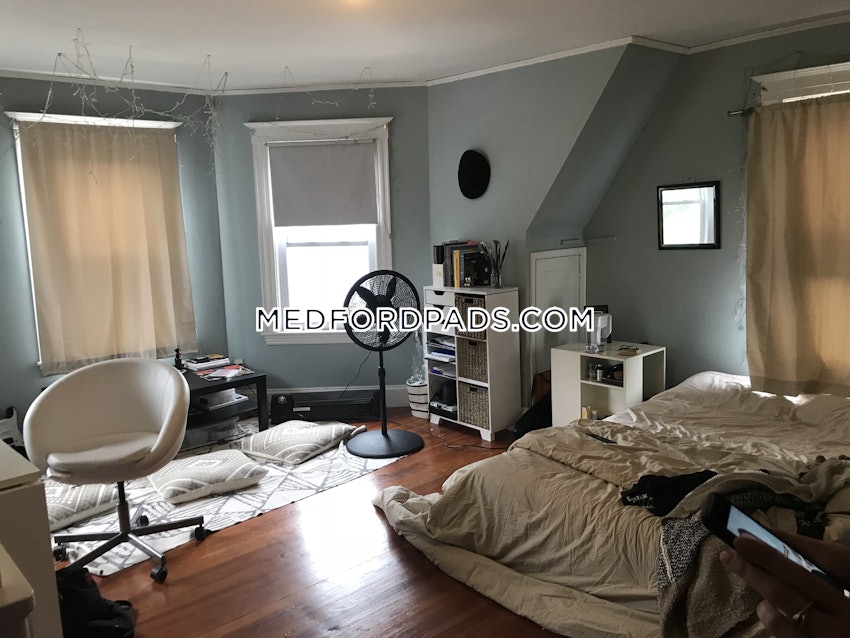 MEDFORD - TUFTS - 5 Beds, 2 Baths - Image 4