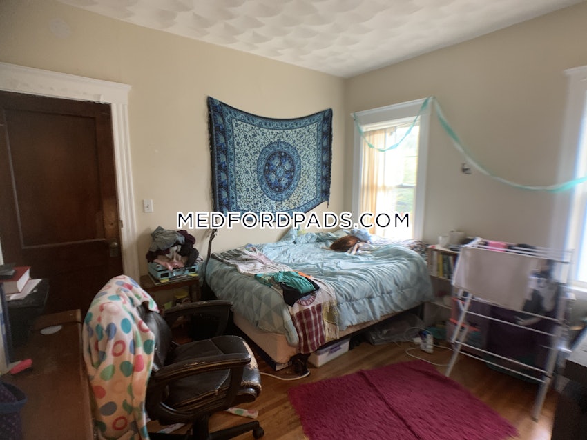 MEDFORD - TUFTS - 5 Beds, 1 Bath - Image 3