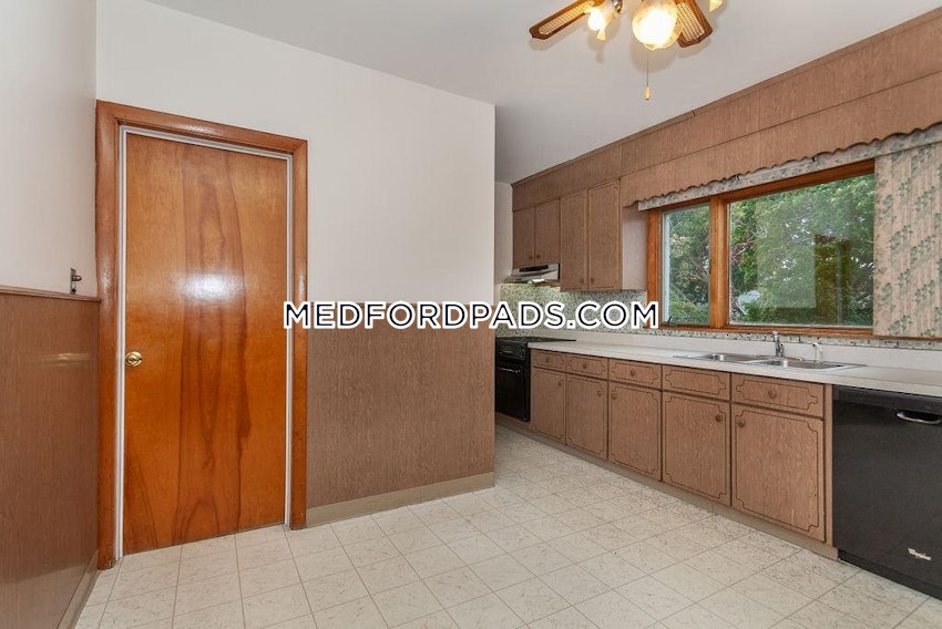 MEDFORD - TUFTS - 3 Beds, 1 Bath - Image 14