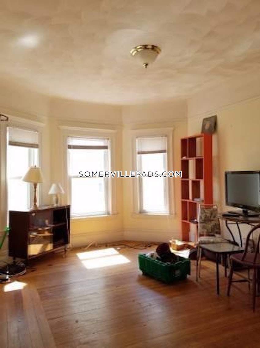 SOMERVILLE - DAVIS SQUARE - 4 Beds, 1 Bath - Image 4