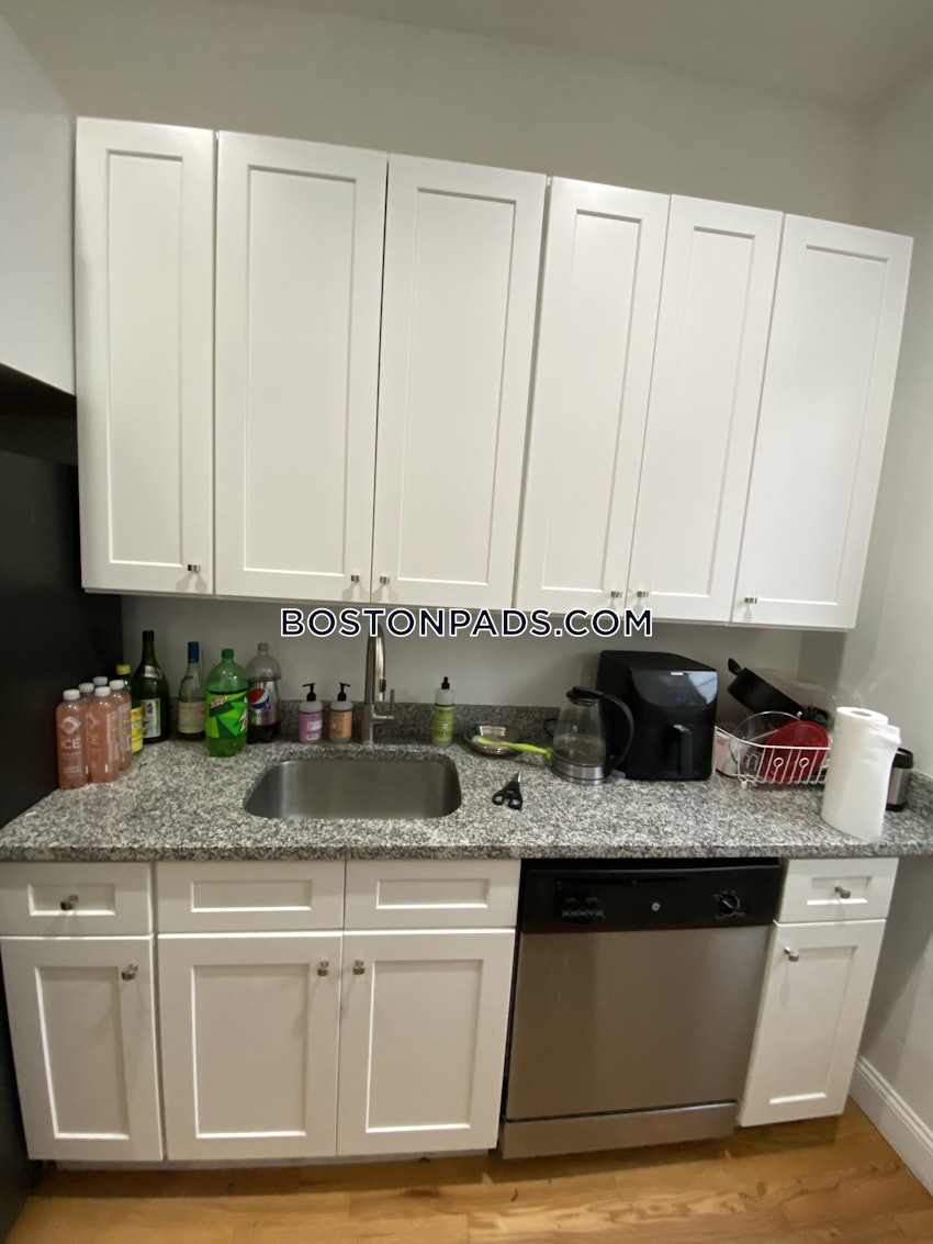 BOSTON - NORTHEASTERN/SYMPHONY - 4 Beds, 2 Baths - Image 4