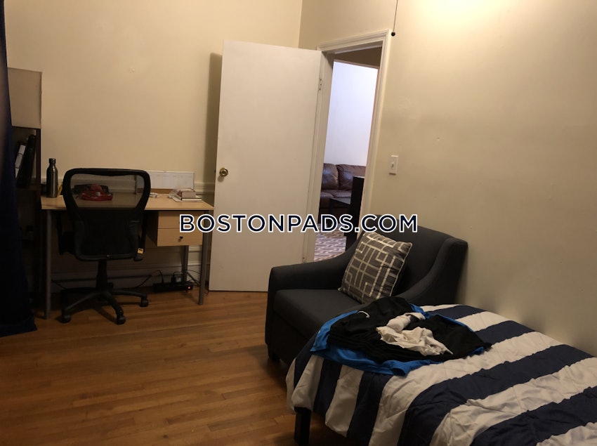 BROOKLINE- BOSTON UNIVERSITY - 4 Beds, 1 Bath - Image 8