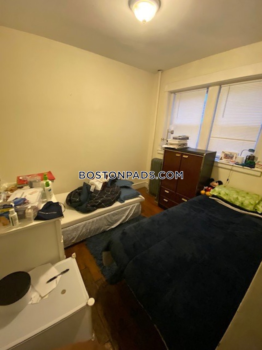 BROOKLINE- BOSTON UNIVERSITY - 4 Beds, 1 Bath - Image 4