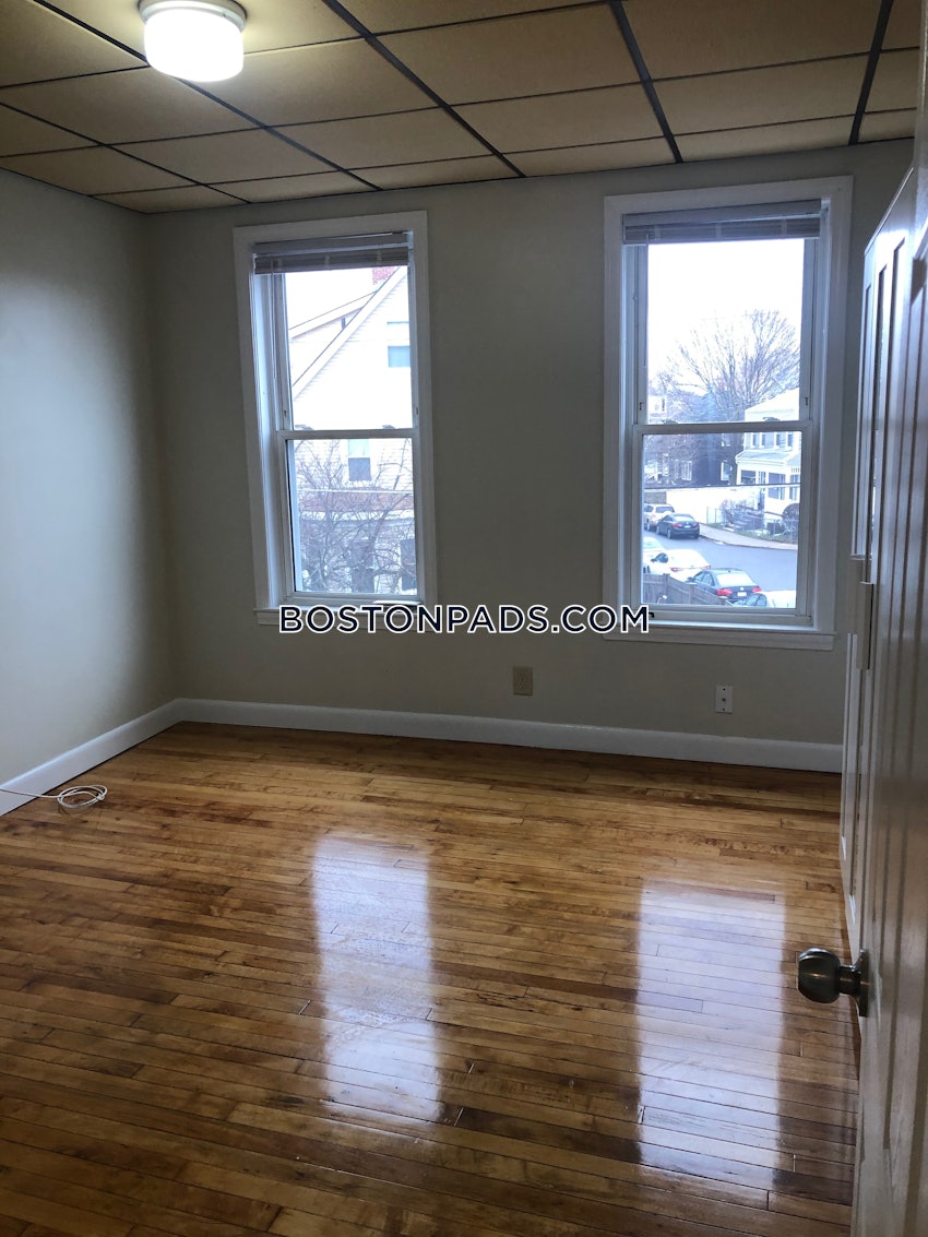 MEDFORD - TUFTS - 4 Beds, 1 Bath - Image 14