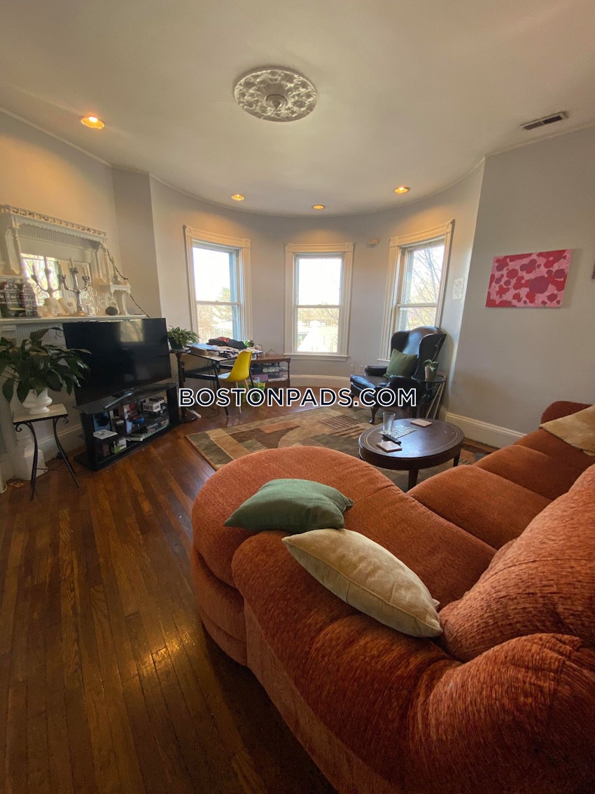 BOSTON - FORT HILL - 4 Beds, 1 Bath - Image 3