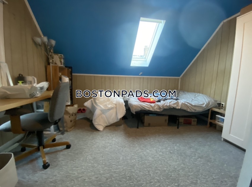 MEDFORD - TUFTS - 5 Beds, 2 Baths - Image 3