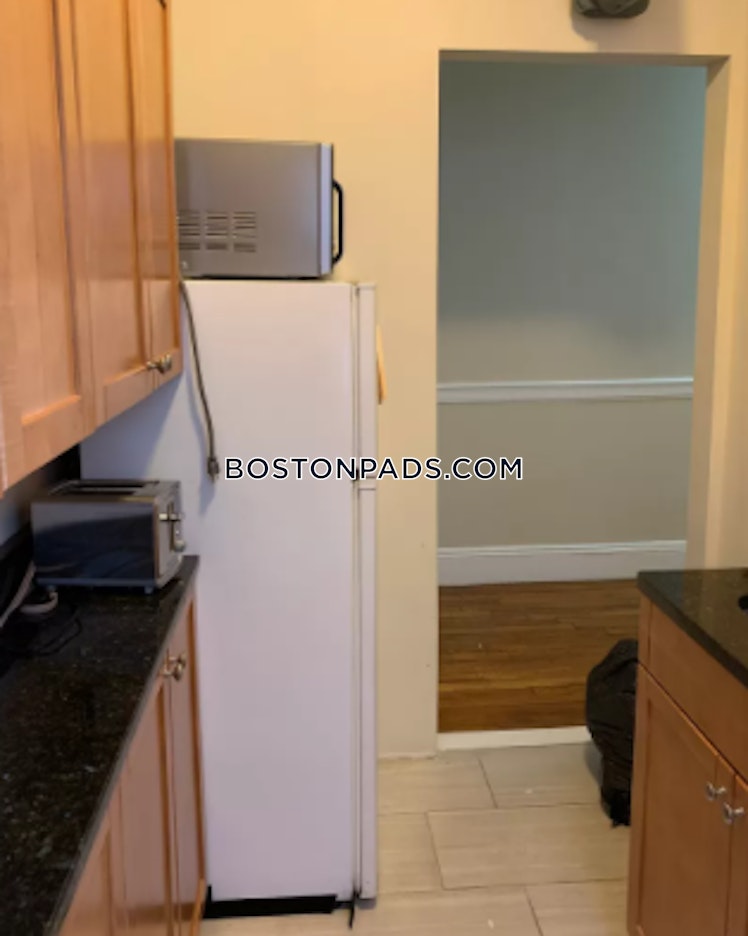 Commonwealth Ave., Boston