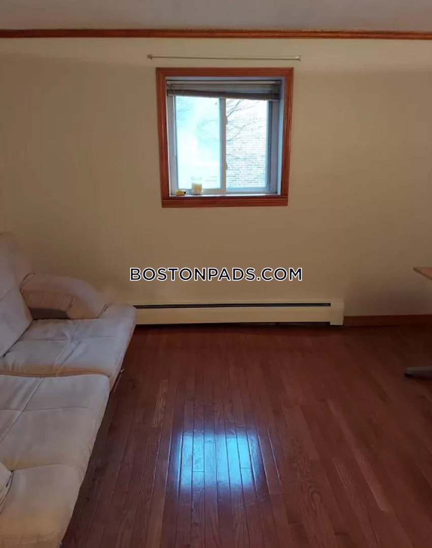 NEWTON - CHESTNUT HILL - 2 Beds, 1 Bath - Image 4