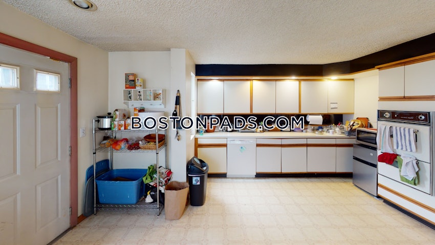 MEDFORD - TUFTS - 4 Beds, 1 Bath - Image 8