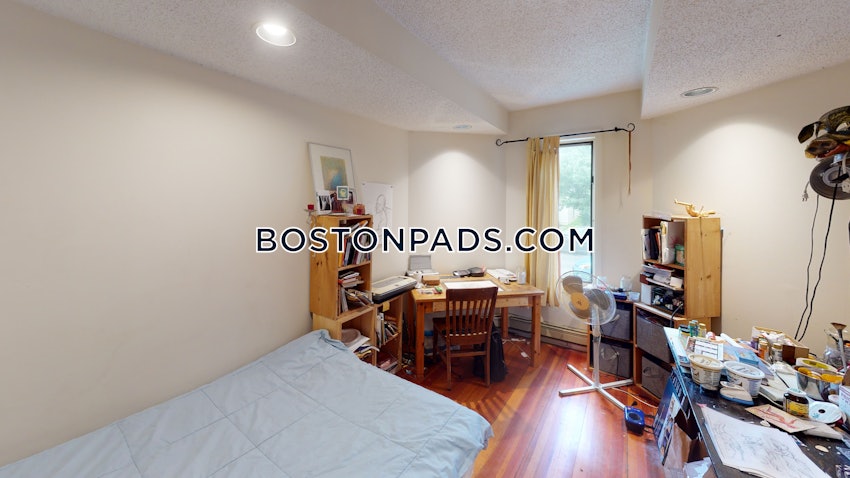 MEDFORD - TUFTS - 4 Beds, 1 Bath - Image 4