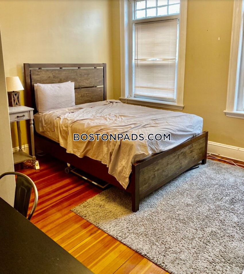 BROOKLINE - CLEVELAND CIRCLE - 4 Beds, 2 Baths - Image 7