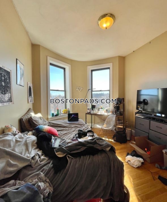 Boston - 4 Beds, 2 Baths