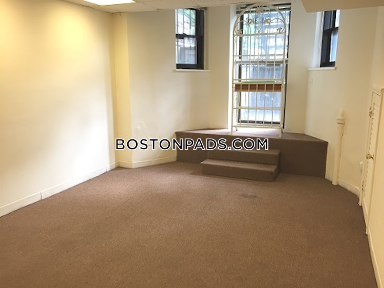 Commonwealth Ave., Boston