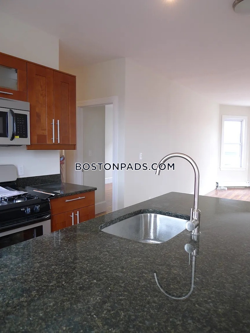 BOSTON - MISSION HILL - 3 Beds, 1 Bath - Image 3