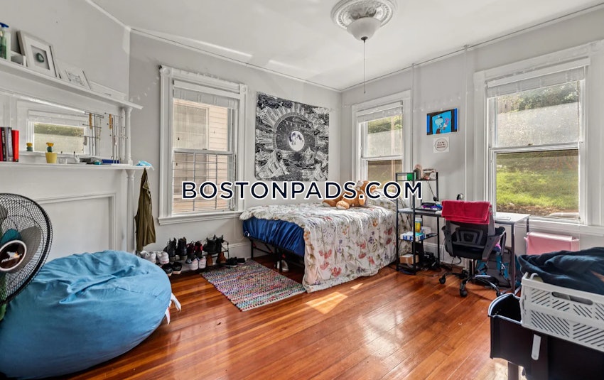 BOSTON - MISSION HILL - 3 Beds, 1 Bath - Image 4