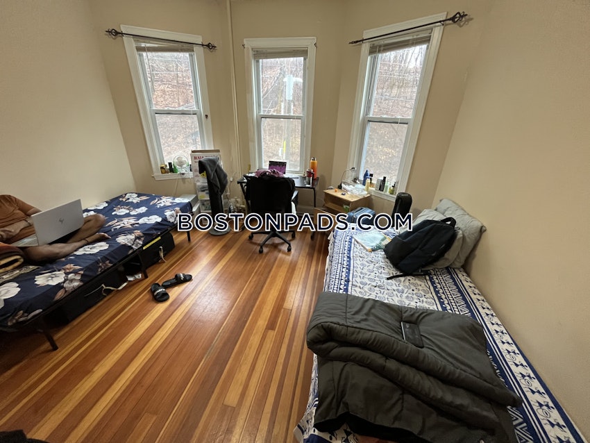 BOSTON - MISSION HILL - 4 Beds, 2 Baths - Image 14