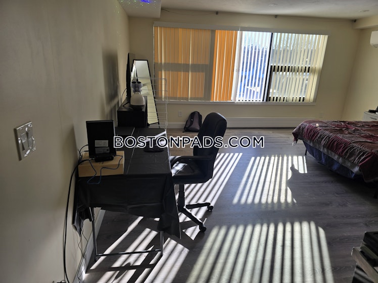 Commonwealth Ave., Boston