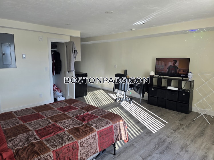 Commonwealth Ave., Boston