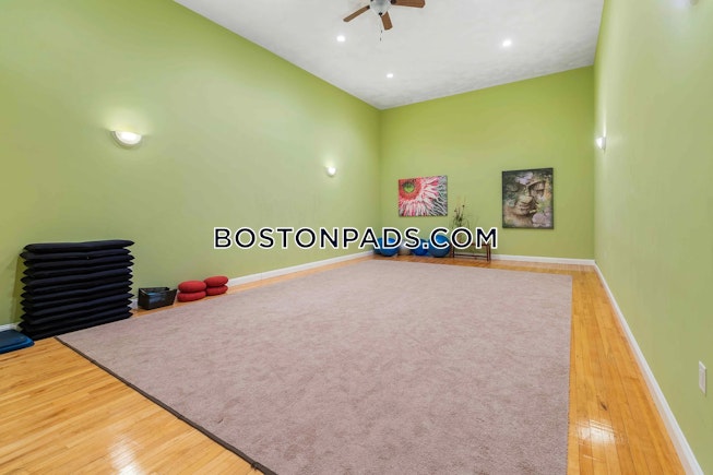 Boston - $3,200+ /mo
