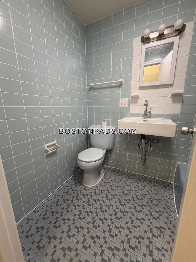 Commonwealth Ave., Boston