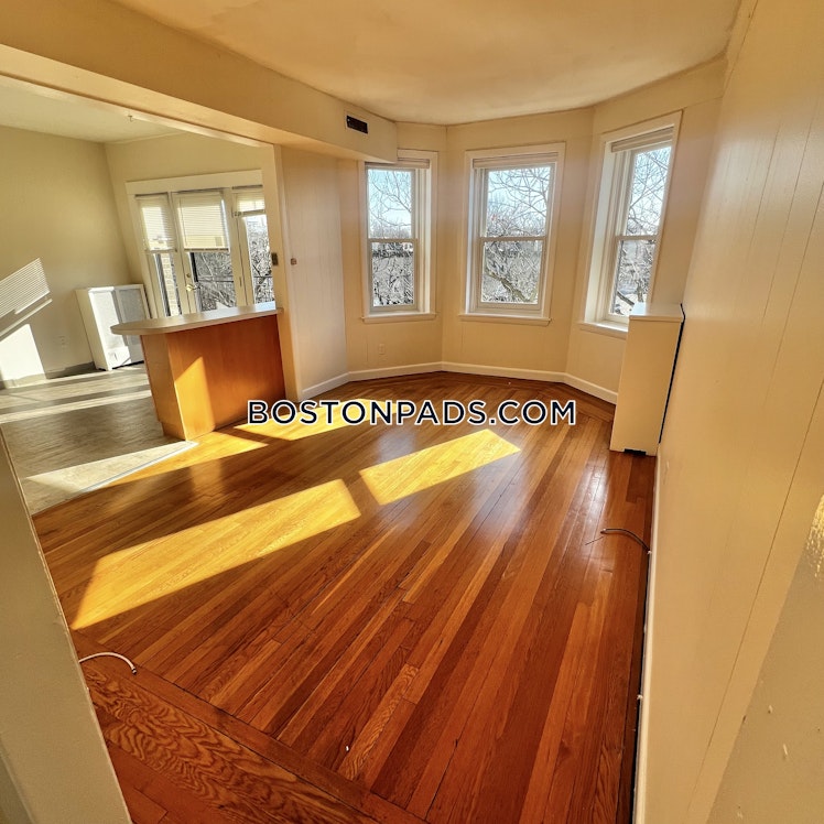 Commonwealth Ave., Boston