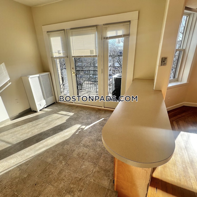 Commonwealth Ave., Boston