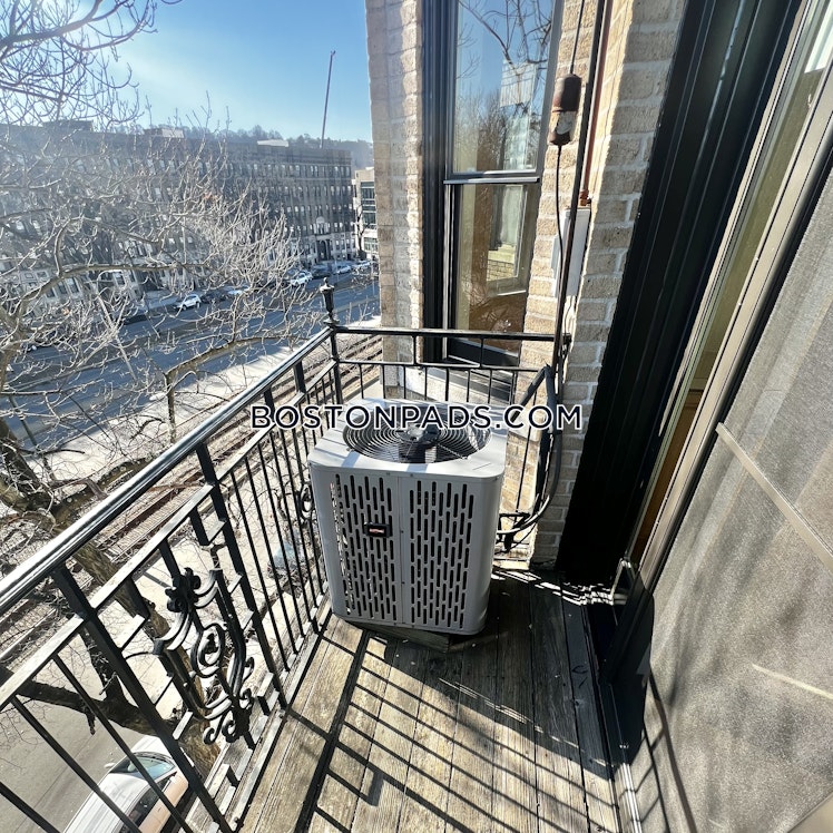 Commonwealth Ave., Boston