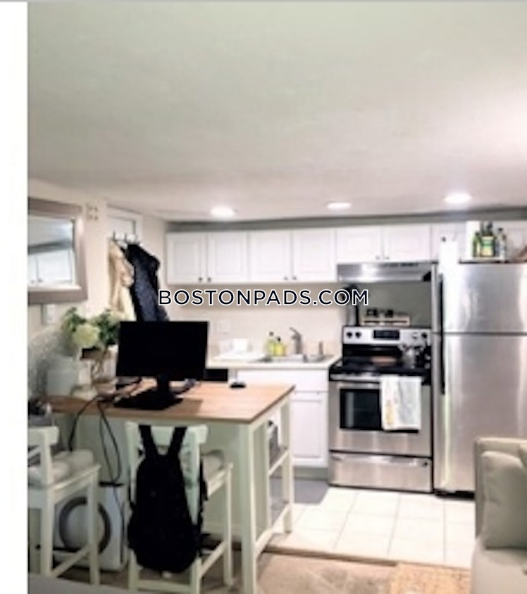 East Broadway, Boston