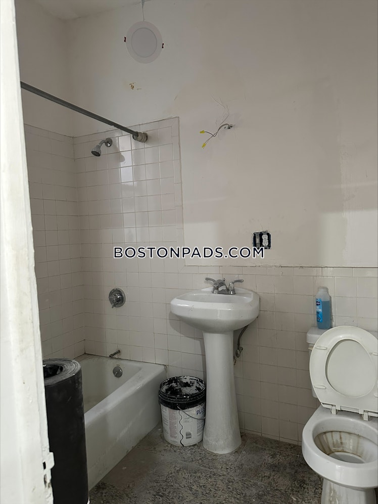 Commonwealth Ave., Boston