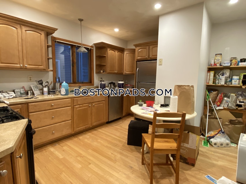 MEDFORD - TUFTS - 5 Beds, 1 Bath - Image 6