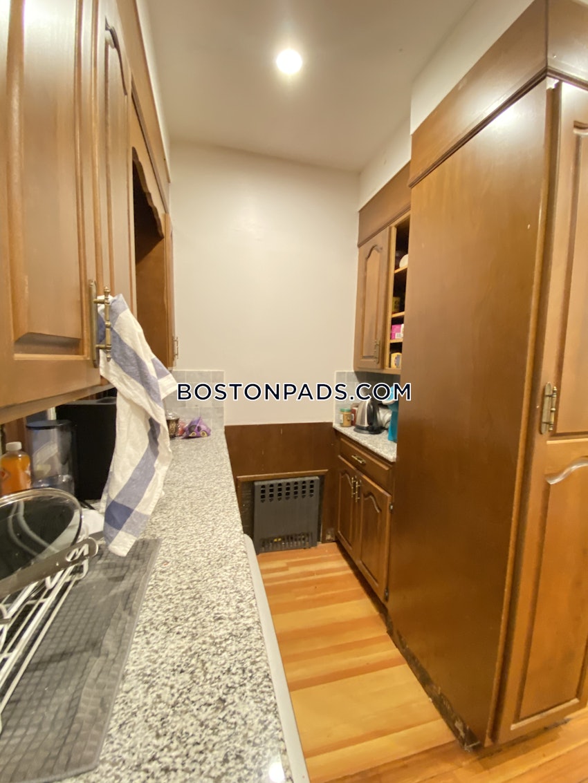 MEDFORD - TUFTS - 5 Beds, 1 Bath - Image 3