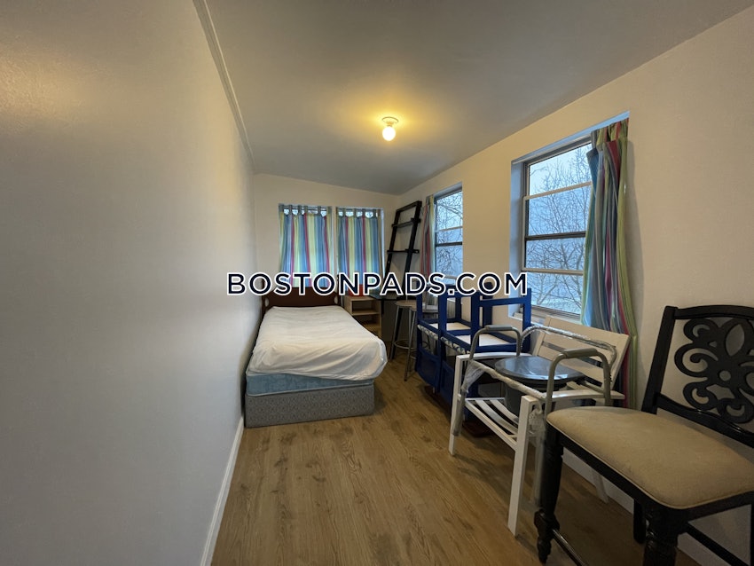 BOSTON - WEST ROXBURY - 3 Beds, 1 Bath - Image 3