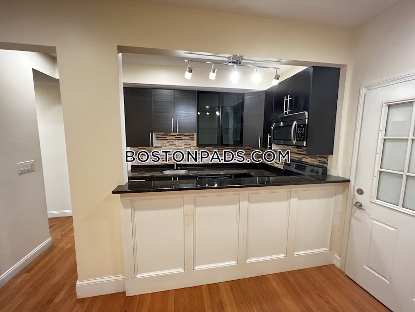 BROOKLINE - CLEVELAND CIRCLE - 4 Beds, 2 Baths - Image 1