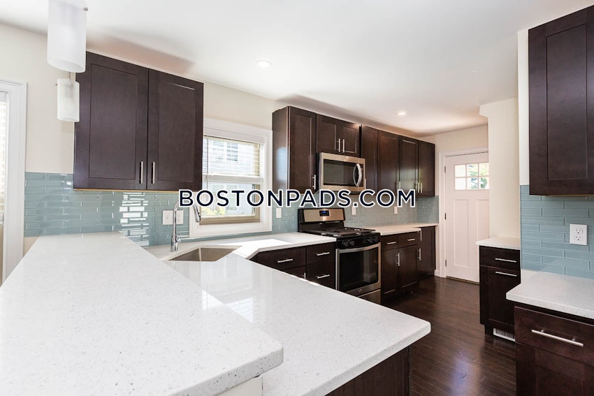 MEDFORD - TUFTS - 4 Beds, 4.5 Baths - Image 1