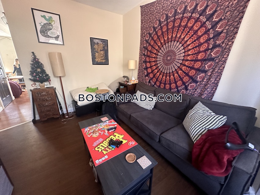 BOSTON - FORT HILL - 4 Beds, 2 Baths - Image 2