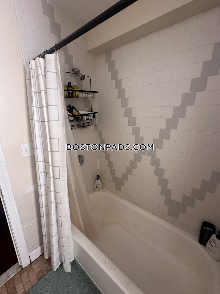 BOSTON - FORT HILL - 4 Beds, 2 Baths - Image 12