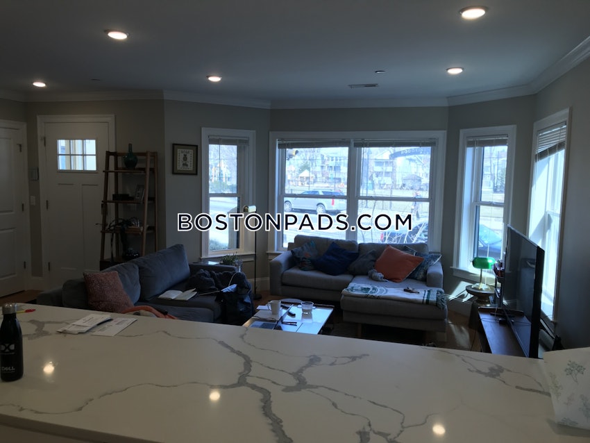 SOMERVILLE - DAVIS SQUARE - 4 Beds, 2 Baths - Image 4