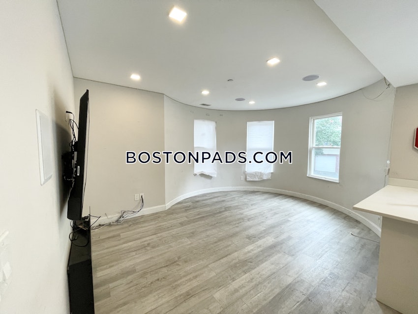 BOSTON - MISSION HILL - 5 Beds, 3 Baths - Image 11