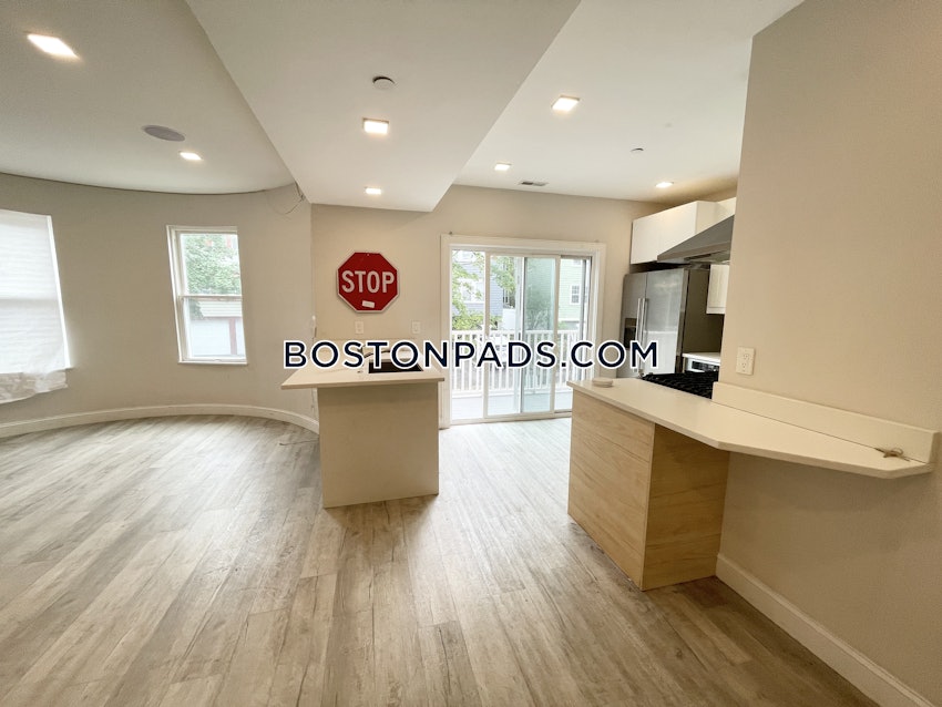 BOSTON - MISSION HILL - 5 Beds, 3 Baths - Image 9
