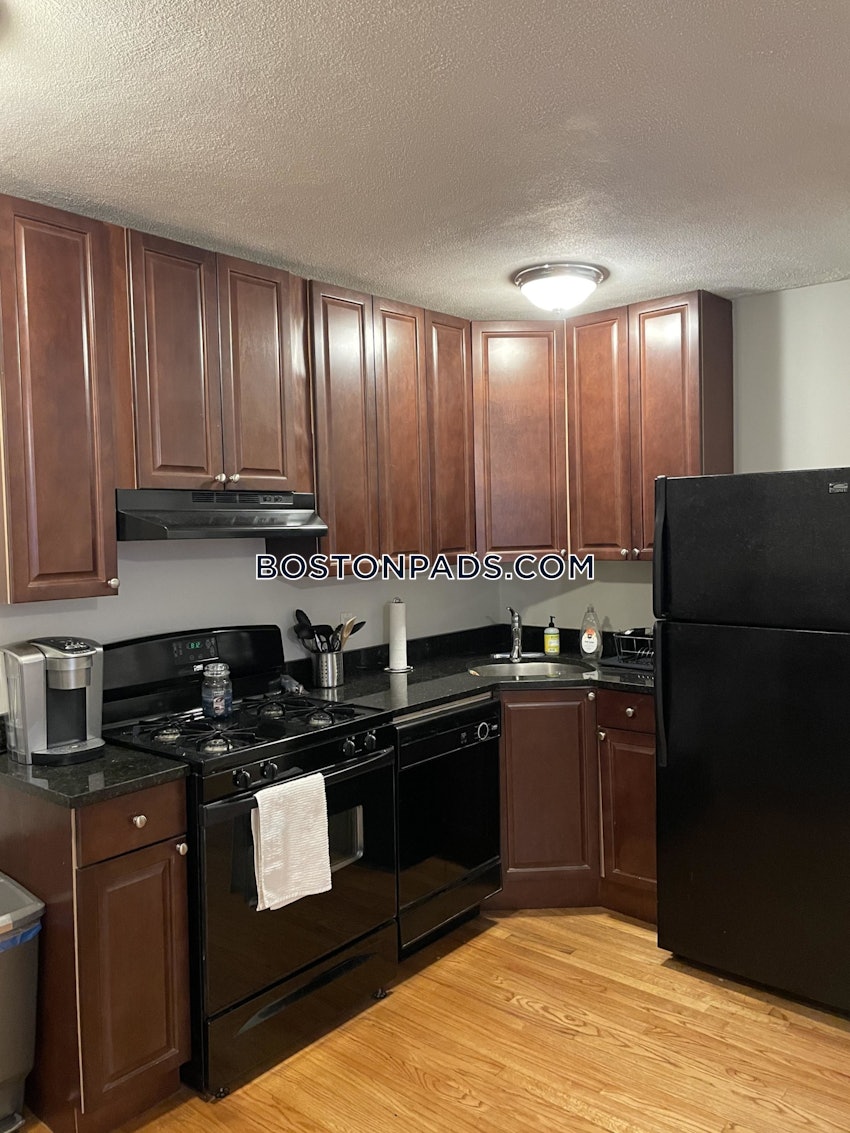 BOSTON - NORTH END - 2 Beds, 1 Bath - Image 3