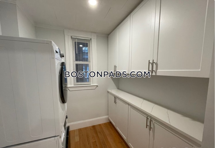 Bakersfield St., Boston