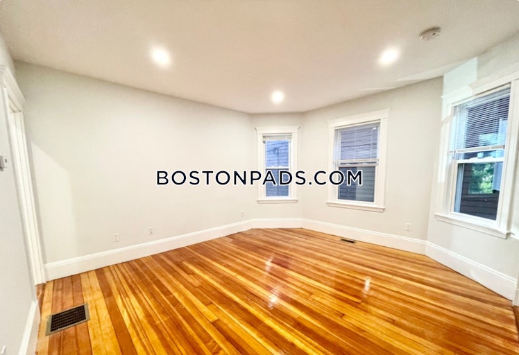 Bakersfield St., Boston