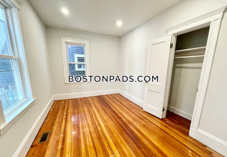 Bakersfield St., Boston