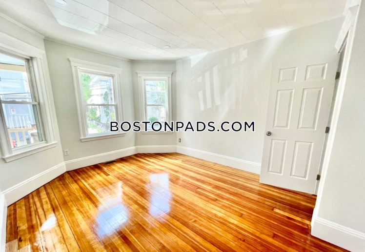 Bakersfield St., Boston