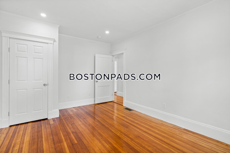 Bakersfield St., Boston