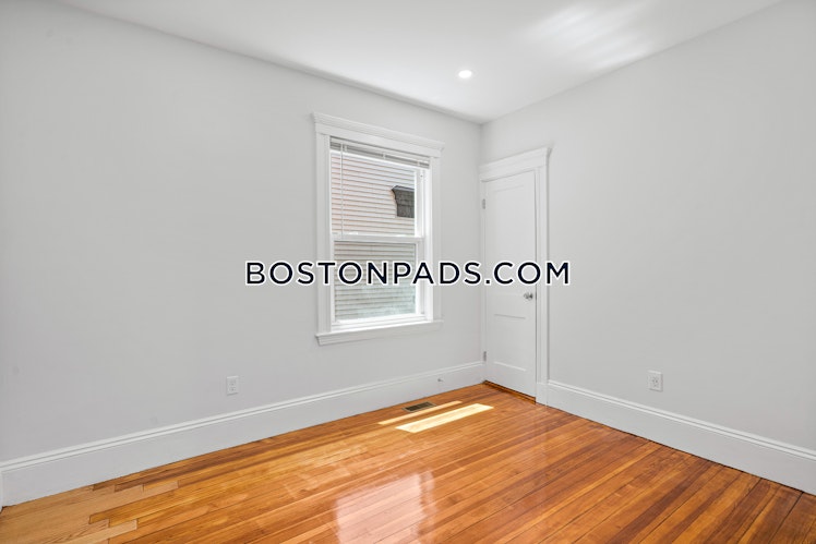 Bakersfield St., Boston