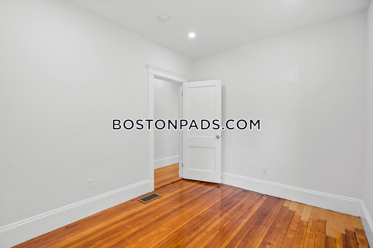 Bakersfield St., Boston